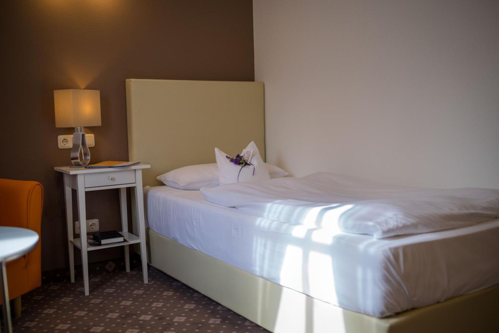 Hotel Leicht Biebelried エクステリア 写真